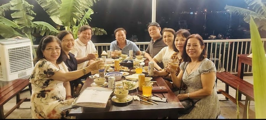 Khách quây quần bên bàn tiệc